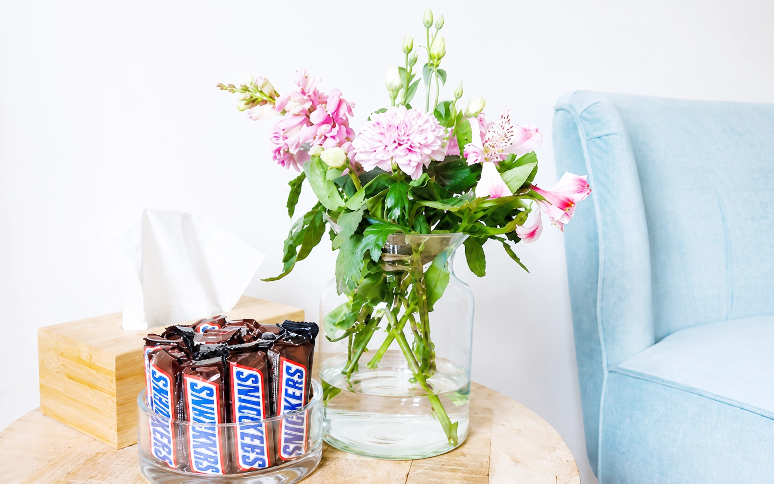 Gratis snacks en bloemen in de wachtruimte