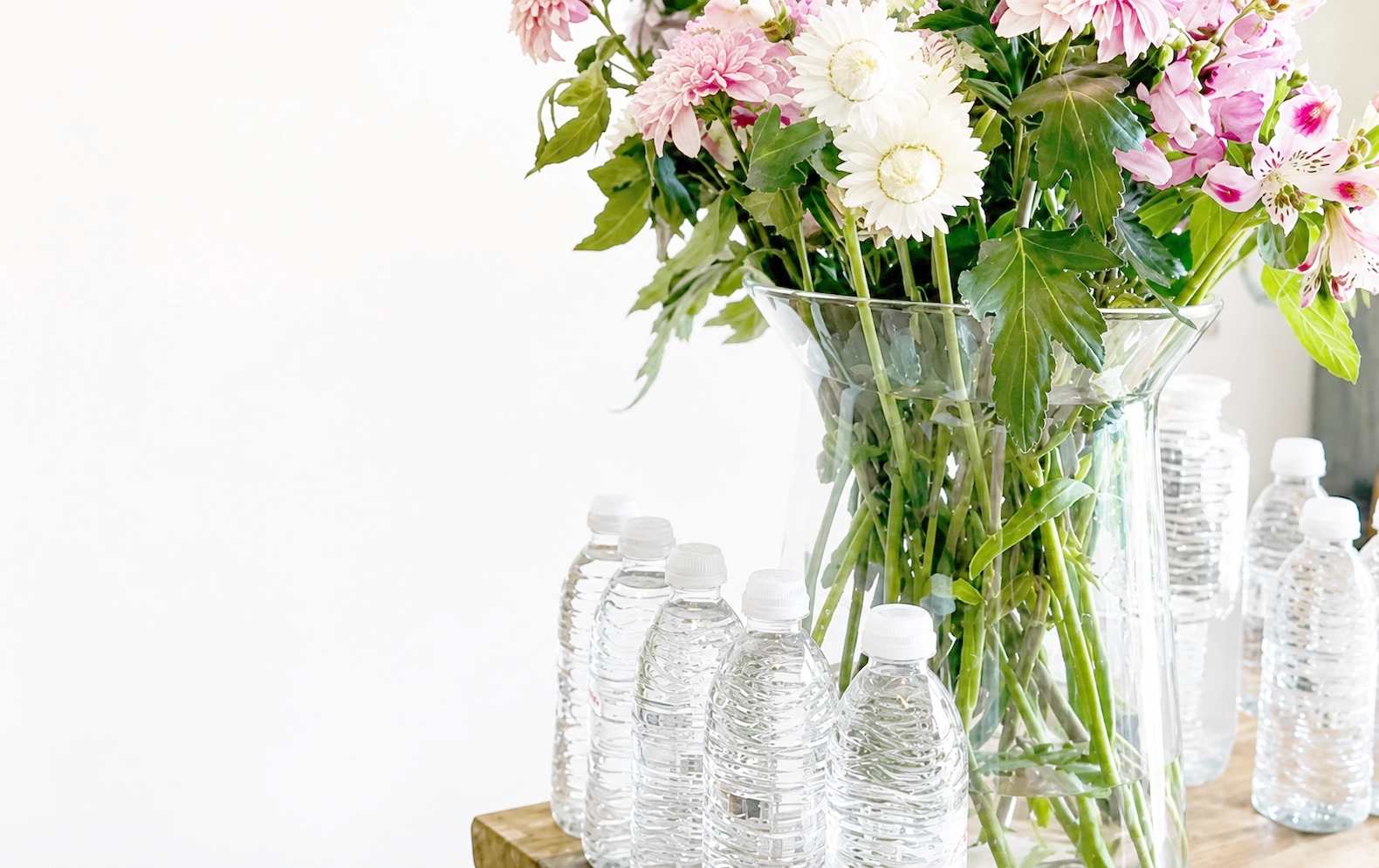 Flesjes water en bloemen voor bezoekers